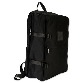 schwarzer Rucksack mit schwarzem VfB Wappen und der Aufschrift Stuttgart auf den Reißverschlüssen