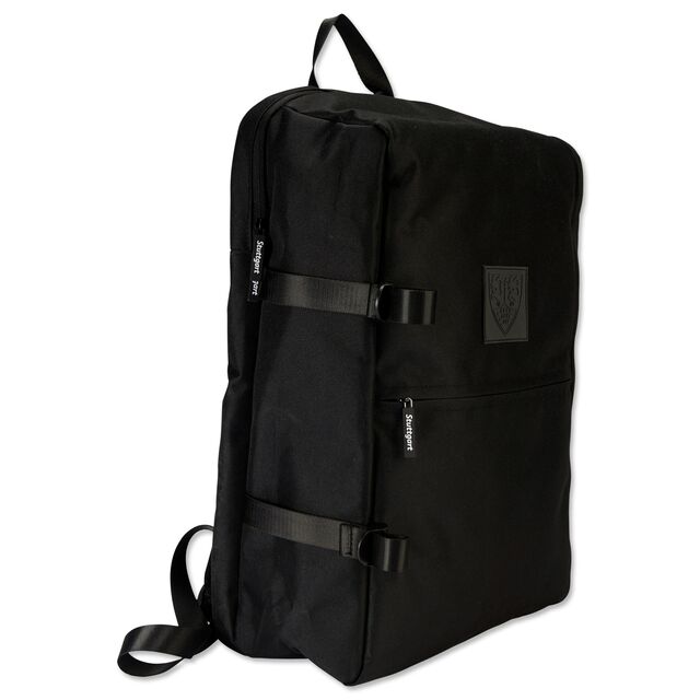 schwarzer Rucksack mit schwarzem VfB Wappen und der Aufschrift Stuttgart auf den Reißverschlüssen