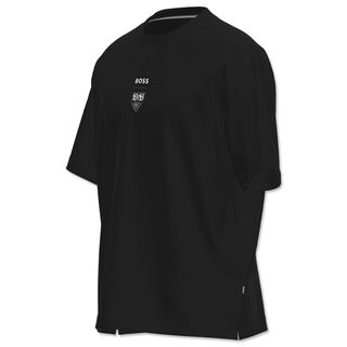 schwarzes T-Shirt mit kleinem BOSS Schriftzug und darunter das VfB Wappen