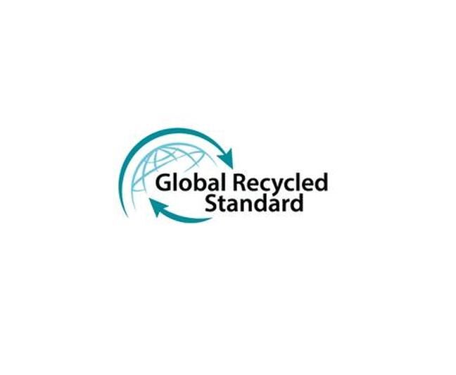 Logo mit zwei blauen, kreisförmigen Pfeilen und stilisierter Weltkugel. Daneben der Schriftzug ‚Global Recycled Standard