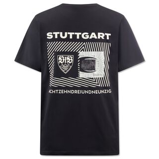 schwarze Rückseite des VfB T-Shirts ein Verein mit der Aufschrift Stuttgart Achtzehnhundertdreiundneunzig, dem VfB Wappen und einer Draufsicht des Stadions