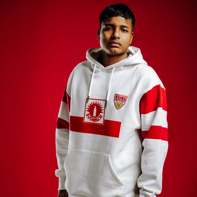 Jeremy Arévalo trägt den VfB Hoodie Südmilch