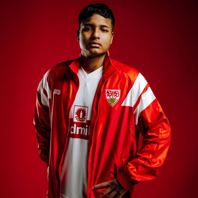 Jeremy Arévalo trägt die VfB JAKO Retro Jacke rot