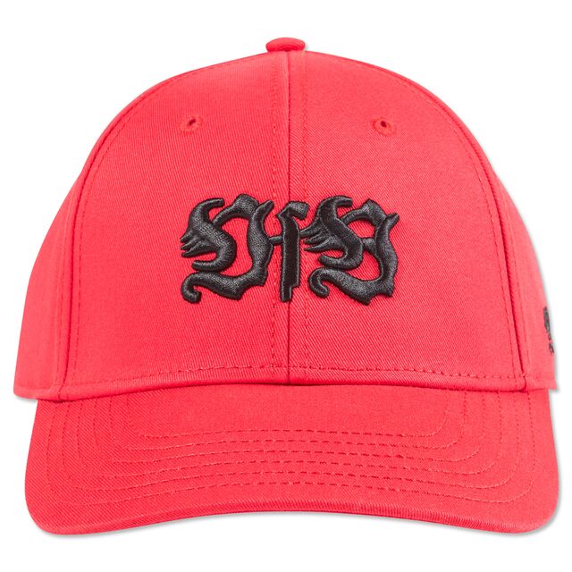 rote Kappe mit schwarzem VfB Logo auf der Vorderseite
