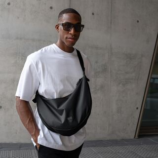 Mann trägt die VfB GOT BAG MOON LARGE