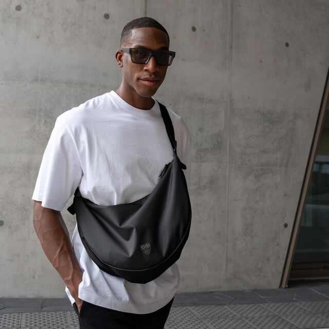 Mann trägt die VfB GOT BAG MOON LARGE