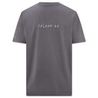 graue Rückseite des T-Shirts mit der Aufschrift Stuttgart in Brailleschrift