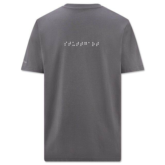 graue Rückseite des T-Shirts mit der Aufschrift Stuttgart in Brailleschrift