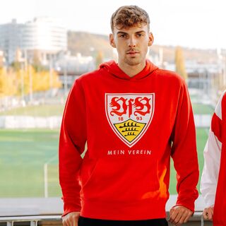 männliches Model trägt den VfB Hoodie MEIN VEREIN rot