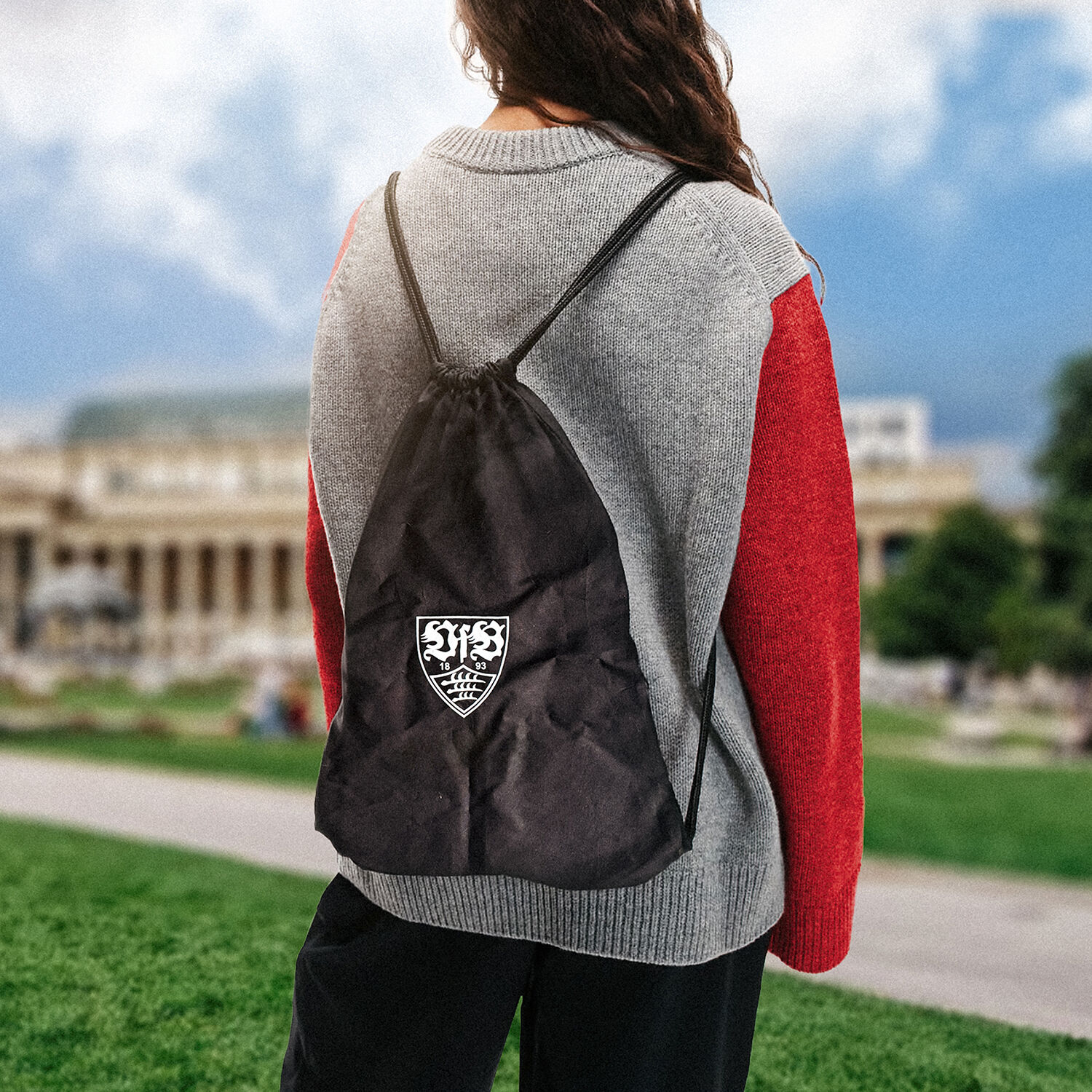 Frau trägt den VfB Turnbeutel Wappen 