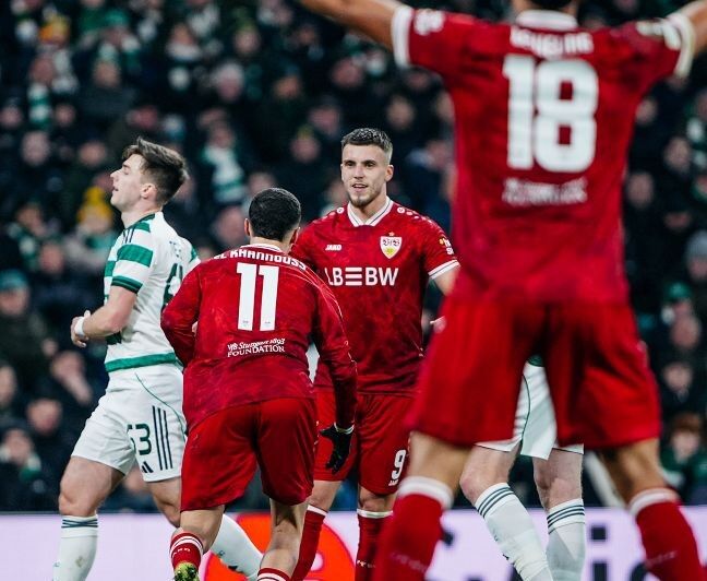 VfB Spieler jubeln und tragen das VfB Auswärtstrikot rot 25/26 