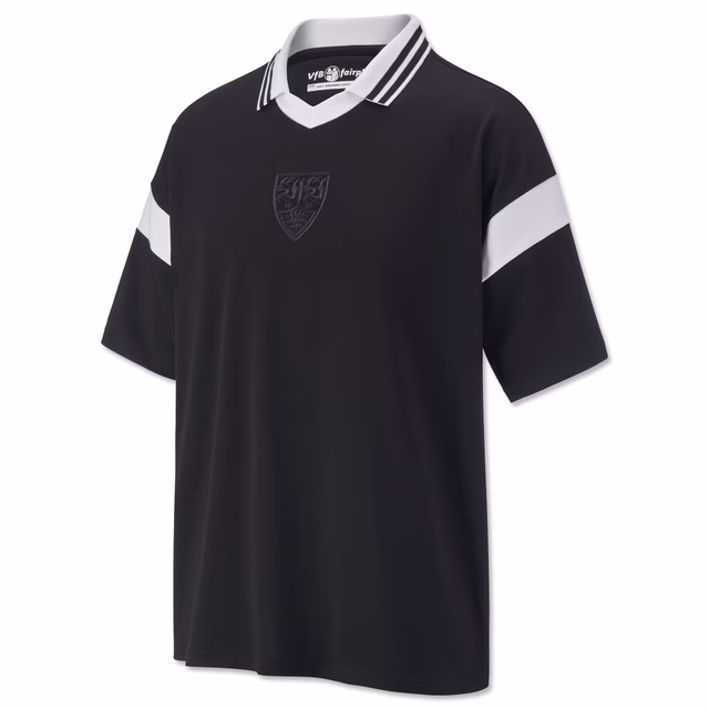 Schwarzes Polo Shirt mit weißem Kragen und schwarzem VfB Wappen in der Mitte 