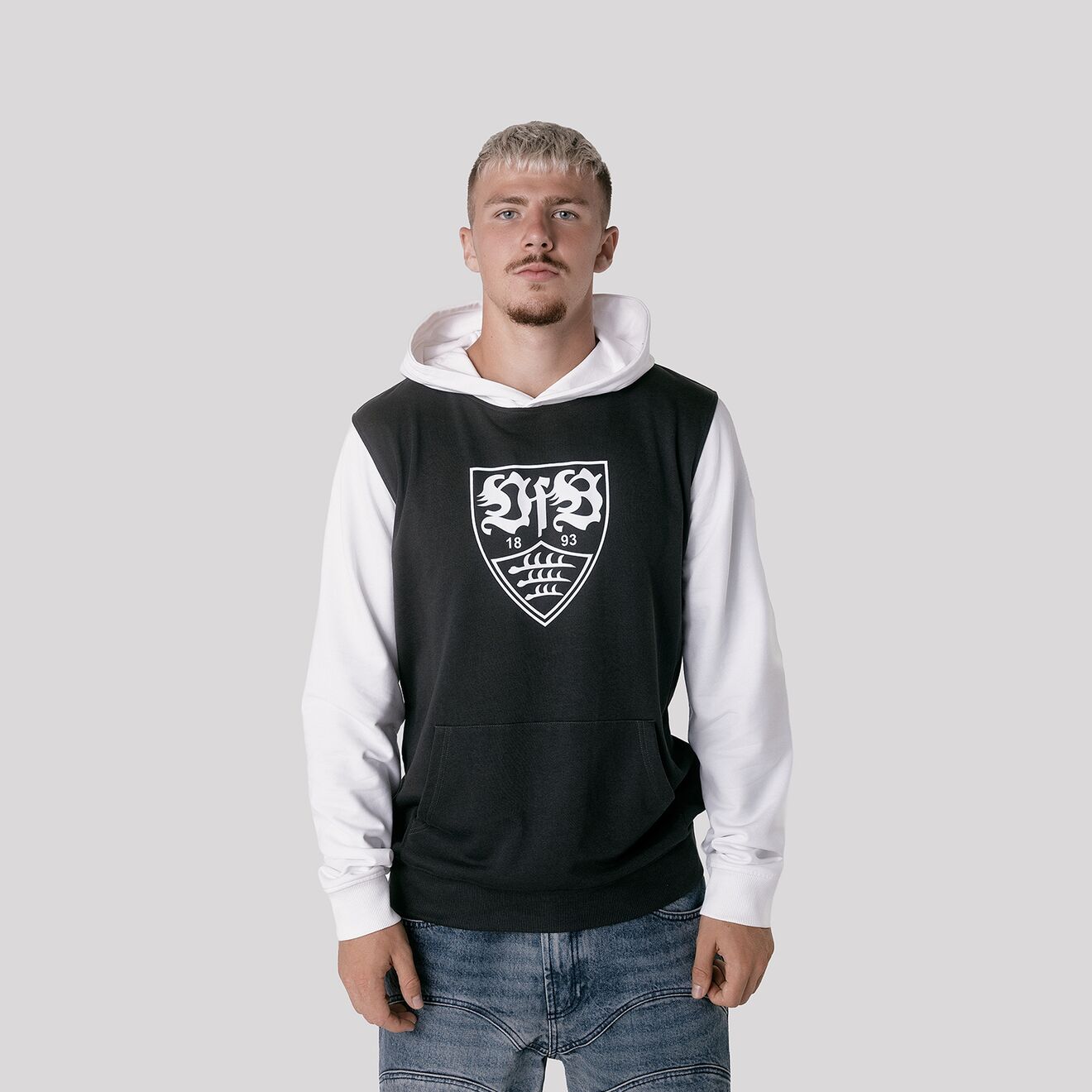 Spieler Finn Jeltsch trägt den VfB Hoodie Baseball schwarz 