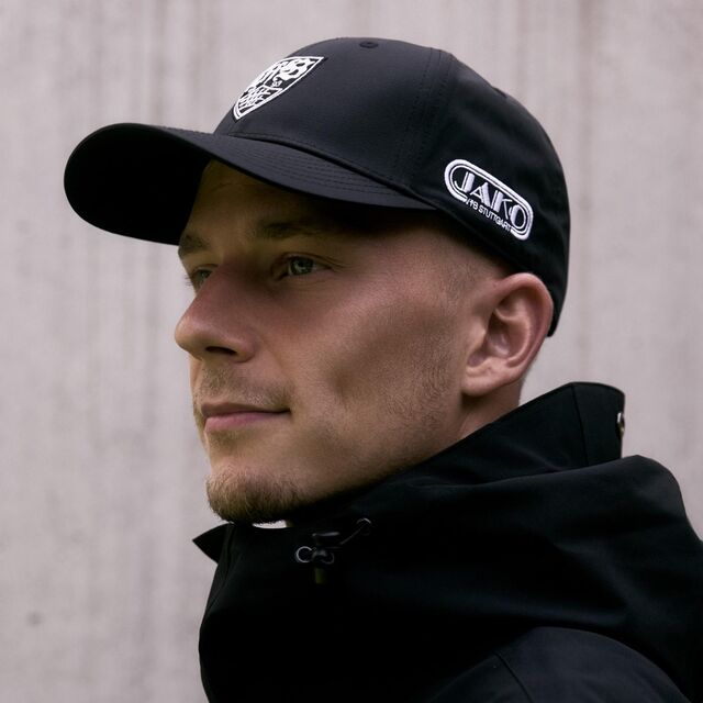 Mann trägt die VfB Cap Freizeit 25/26