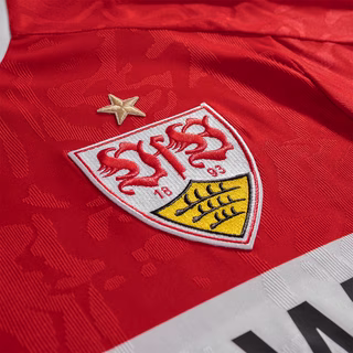 Nahaufnahme des VfB Wappens auf dem Trikot