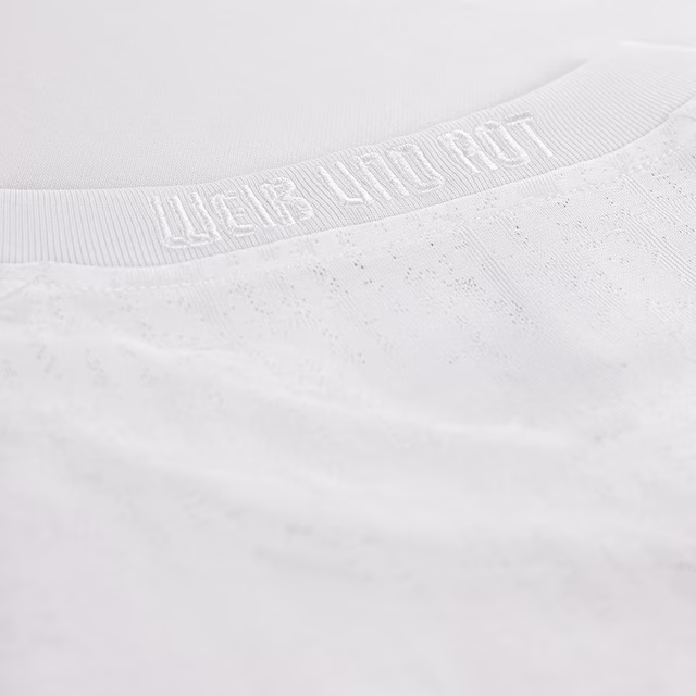 Nahaufnahme des weißen Kragens mit weißer Aufschrift Weiß und Rot auf dem Sondertrikot