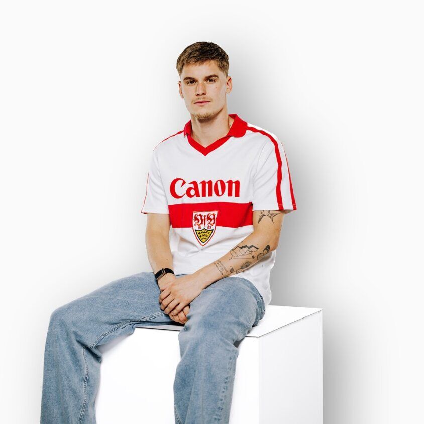 Ramon Hendriks trägt das VfB Retro Trikot 1981