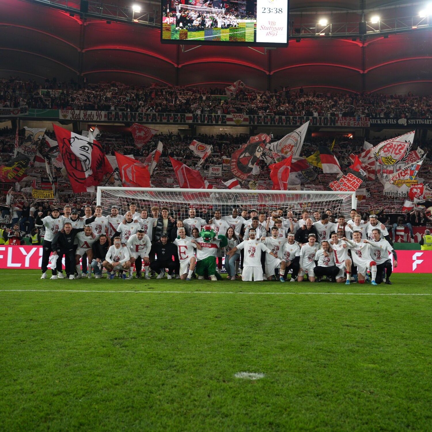 Das gesamte VfB Team inklusive Staff bejubeln den Einzug in das DFB-Pokal Finale 