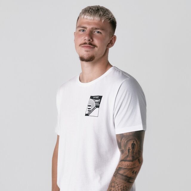 Seitenansicht des T-Shirts mit kleinem Stäffele Print auf der Brust, getragen von Finn Jeltsch 