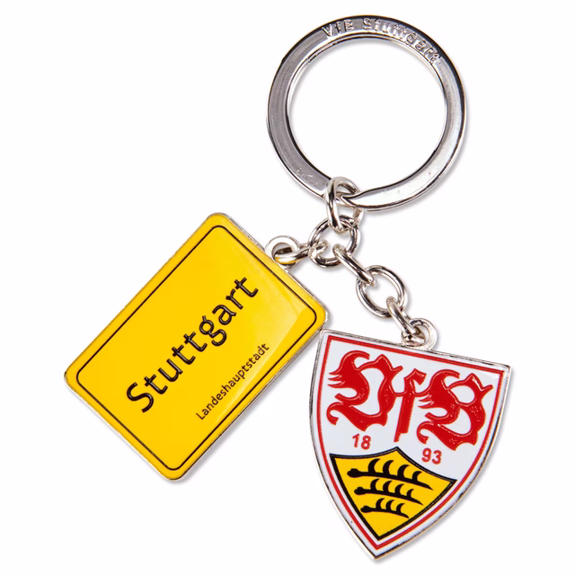 gelbes Ortsschild von Stuttgart und das VfB Wappen als Schlüsselanhänger