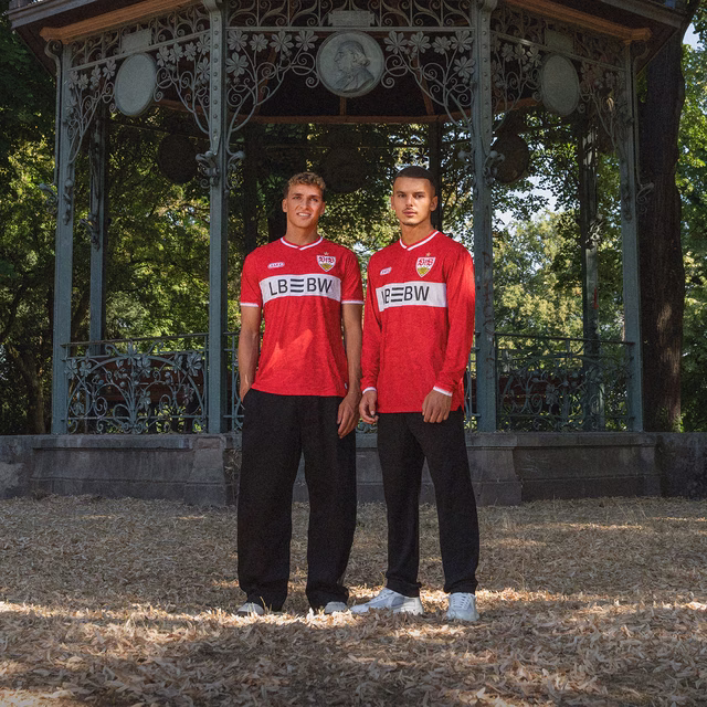 Spieler tragen das neue VfB Auswärtstrikot rot 