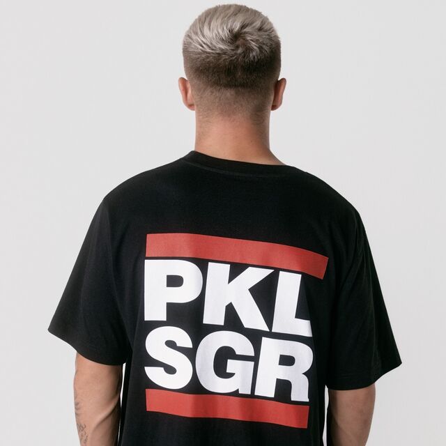 Rückseite T-Shirt mit Print "PKL SGR" in der Mitte, getragen von Finn Jeltsch 