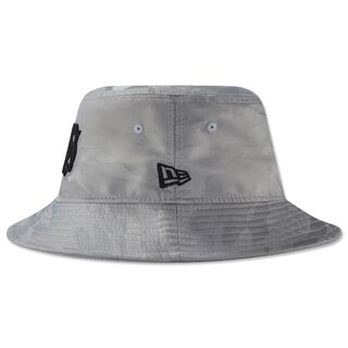 Seitenansicht des grauen New Era Fischerhuts mit New Era Logo