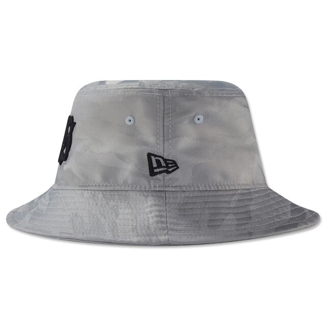 Seitenansicht des grauen New Era Fischerhuts mit New Era Logo