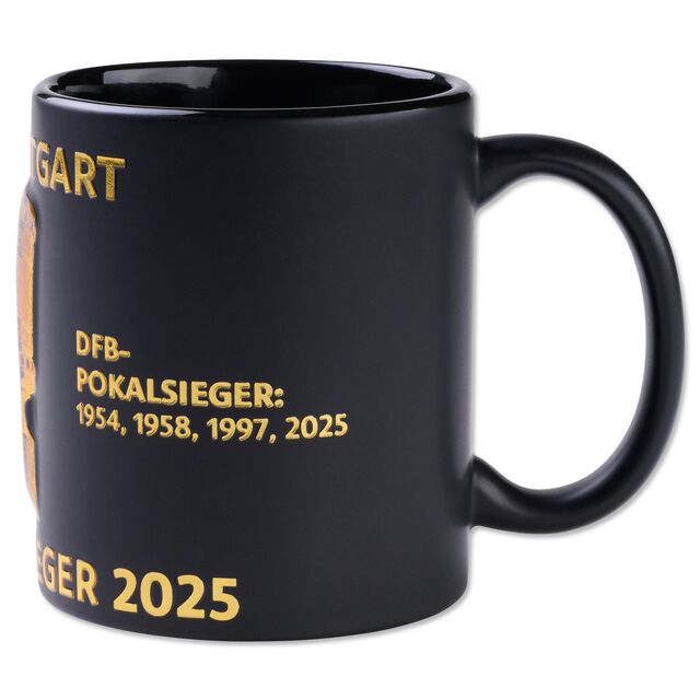 schwarze Tasse mit goldener Aufschrift DFB-Pokalsieger: 1954, 1958, 1997, 2025