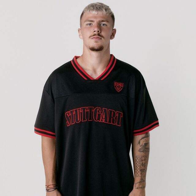 Schwarzes T-Shirt im Basketball Style mit rotem VfB Wappen auf der Brust und Schriftzug Stuttgart 