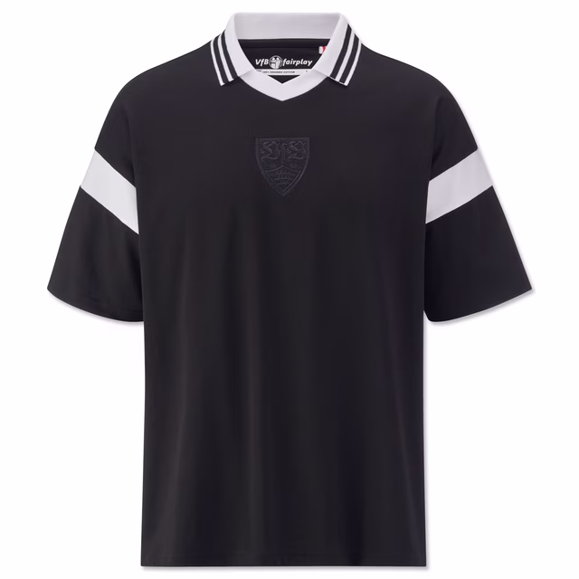 Schwarzes Polo Shirt mit weißem Kragen und schwarzem VfB Wappen in der Mitte 