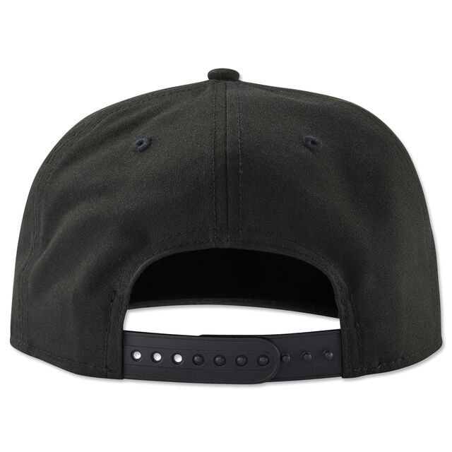 Rückseite der schwarzen Kappe mit Snapback zur Größenverstellung