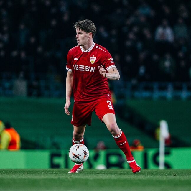 Ramon Hendriks trägt das VfB Auswärtstrikot rot 25/26 