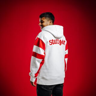 Jeremy Arevalo trägt den VfB Hoodie Südmilch 
