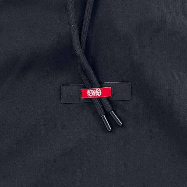 Nahaufnahme der Kordel, dem VfB Logo und der Aufschrift 1893 auf dem Hoodie