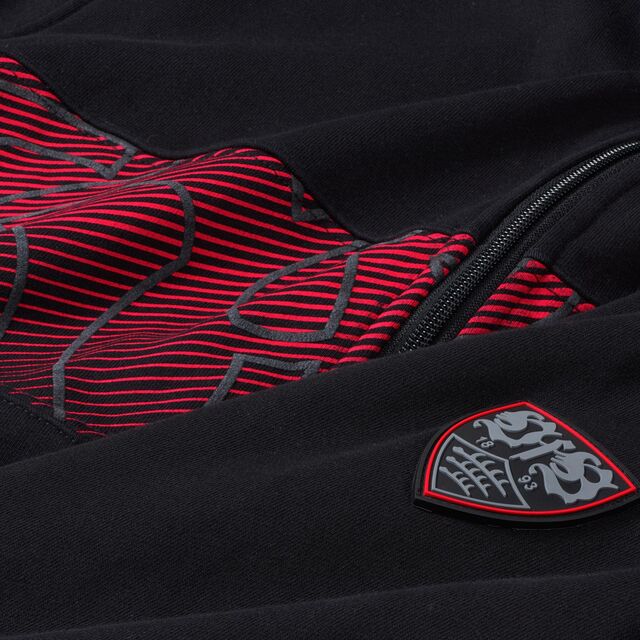 Nahaufnahme des roten Brustrings und des VfB Wappens auf der Jacke