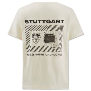 Rückseite des T-Shirts in Offwhite mit VfB Wappen, einer Grafik des Stadions und der Aufschrift Stuttgart Achtzehnhundertdreiundneunzig