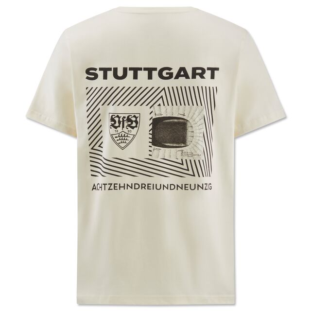 Rückseite des T-Shirts in Offwhite mit VfB Wappen, einer Grafik des Stadions und der Aufschrift Stuttgart Achtzehnhundertdreiundneunzig