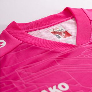 Nahaufnahme des Kragens des VfB Torwarttrikots pink 25/26 mit Stäffele Grafik auf der Innenseite