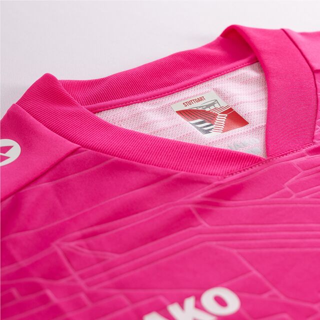 Nahaufnahme des Kragens des VfB Torwarttrikots pink 25/26 mit Stäffele Grafik auf der Innenseite