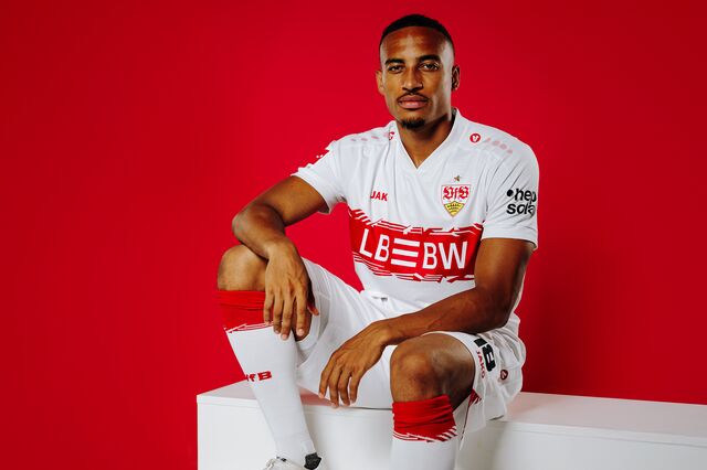 Jamie Leweling trägt das VfB Heimtrikot, inklusive Shorts und Stutzen 