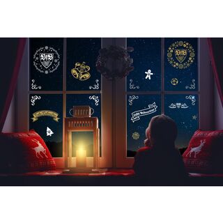weihnachtliche VfB Fensterdeko bei Nacht am Fenster angebracht