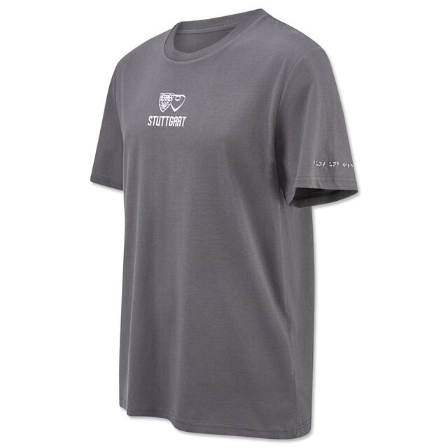 graues T-Shirt mit dem Logo der VfB-Stiftung Brustring der Herzen auf der Brust und der Aufschrift bunt und wild in Brailleschrift am Ärmel