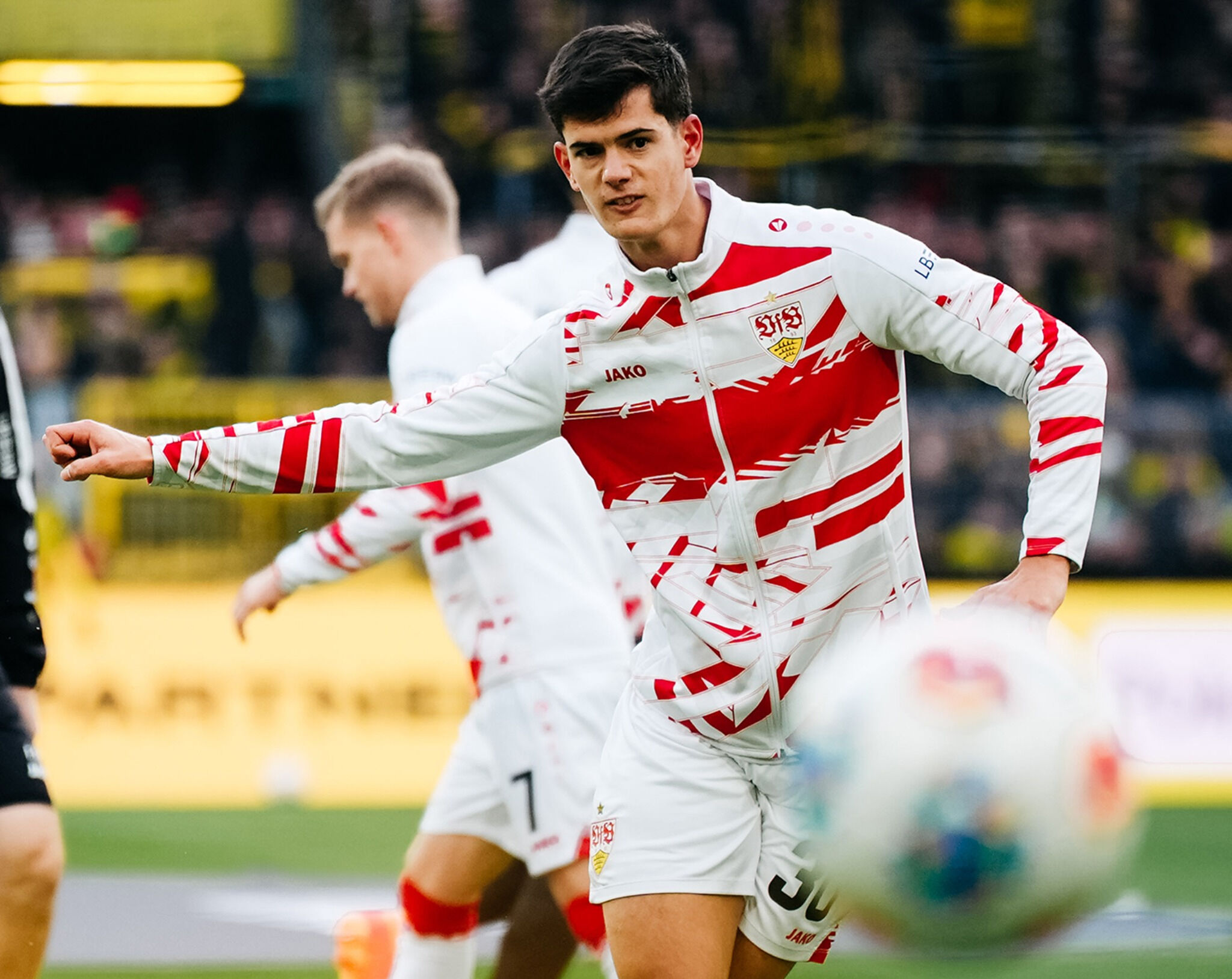 Chema Andres trägt die VfB Einlaufjacke 25/26 