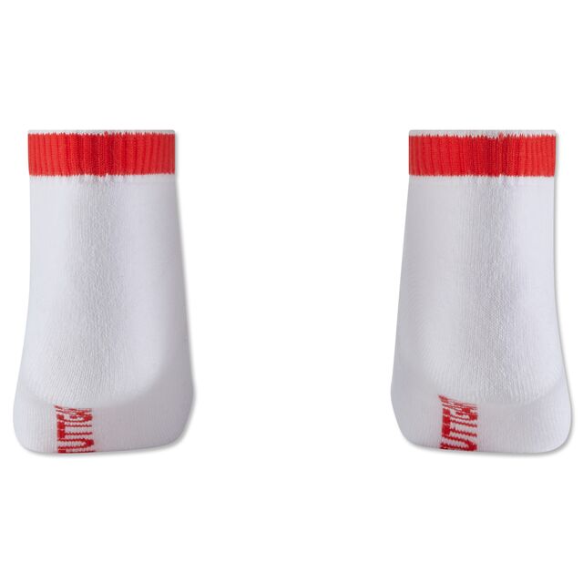 weiße Rückseite mit roten Elementen der Sneakersocken