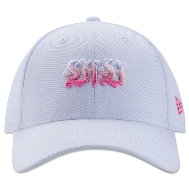 weiße Cap mit rosafarbenem VfB Logo auf der Vorderseite und New Era Logo an der Seite