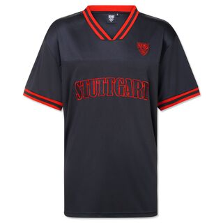 schwarzes T-Shirt mit rotem Kragen, Stuttgart Schriftzug und rotem VfB Wappen auf der Brust 