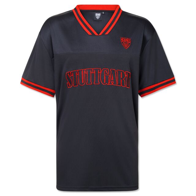 T-Shirt in schwarz mit rotem Kragen, Stuttgart Schriftzug und rotem VfB Wappen auf der Brust 
