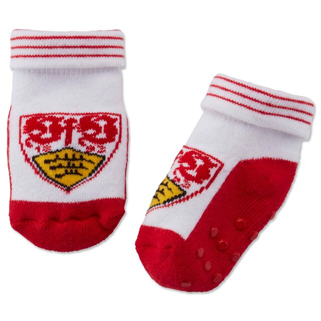 ein Paar weiß-rote Babysocken mit VfB Wappen