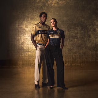 Model Bild mit goldenem Trikot und schwarzem Trikot 